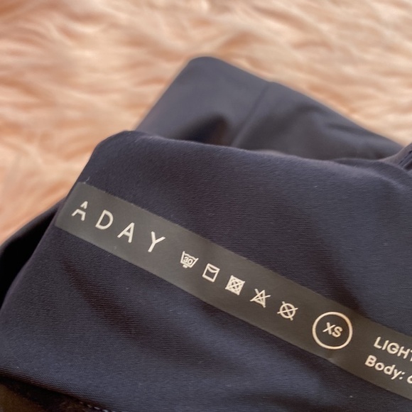 NWOT ADAY Shadow Lighten Up Sports Bra sz XS - Picture 3 of 11